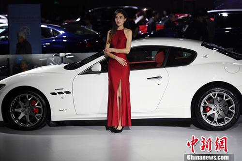 11月9日，2017第14屆中國西南（昆明）國際汽車博覽會(huì)在昆明滇池國際會(huì)展中心開展，市民欣賞了一場(chǎng)汽車盛宴。會(huì)展現(xiàn)場(chǎng)還展出了新能源汽車及機(jī)車。<a target='_blank' href='http://www.chinanews.com/'>中新社</a>記者李進(jìn)紅攝