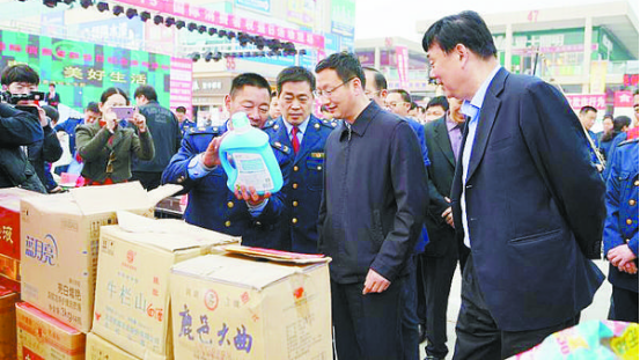 項(xiàng)城市消協(xié)、市工商局舉行國(guó)際消費(fèi)者權(quán)益日宣傳活動(dòng)