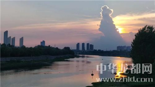 為了這朵云，周口人聚集在大慶路橋上……