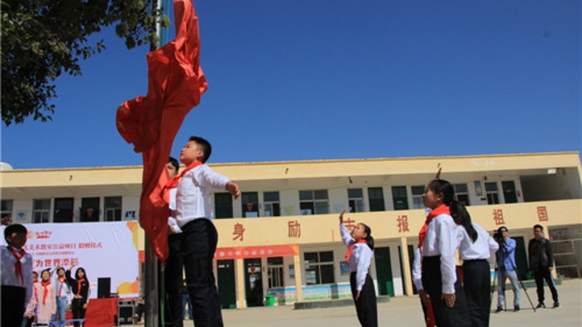 周口留守兒童的國(guó)慶節(jié)：敬隊(duì)禮、升國(guó)旗