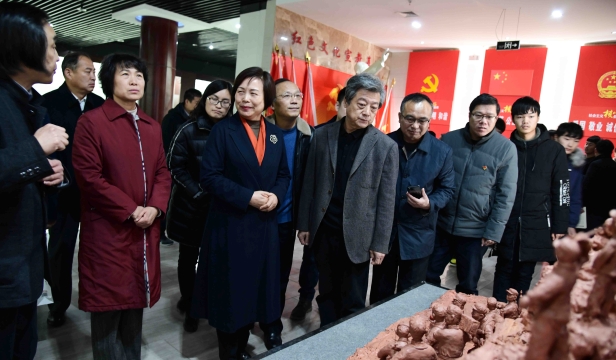 張振?！胺榛鹉甏扁x瓷泥塑藝術(shù)展在周口市文化中心展出