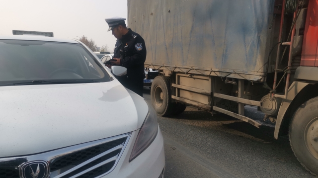 周口限行第一天，交警蜀黍上路勸返近百輛車