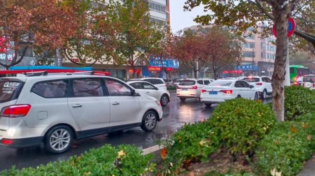 雨中道路擁堵，市民可繞行！